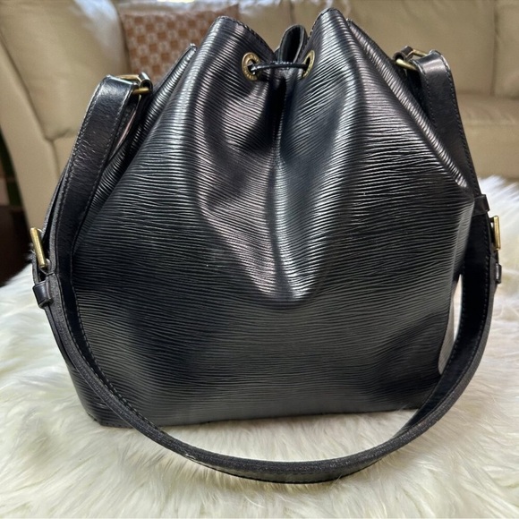 Authentic Louis Vuitton Epi Petit Noe Leather
Shoulder Bag - Picture 5 of 13